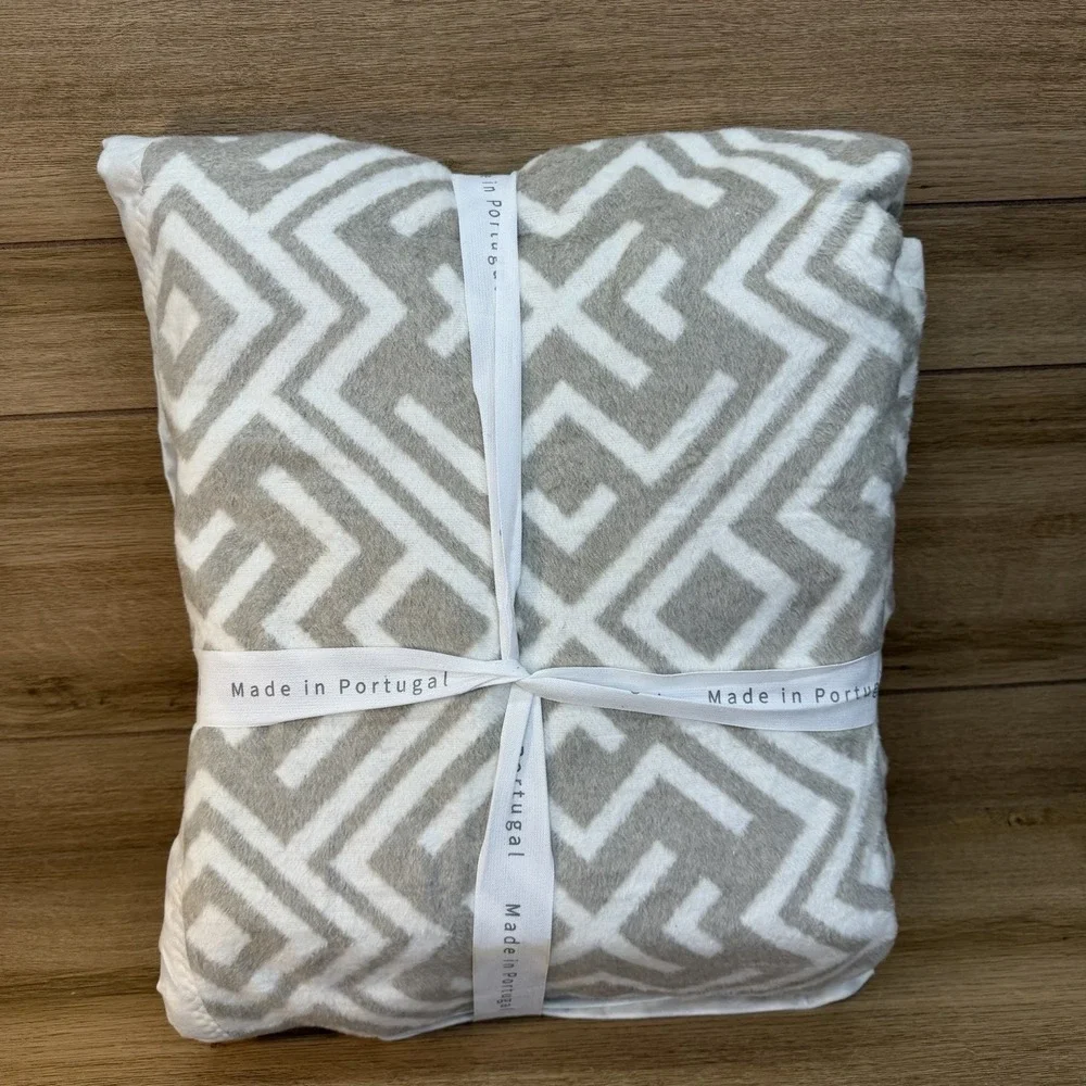 DOCOFIL White Luxury Soft Queen Blanket Cotton Blend Portugal Beige Geometric